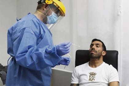 La vuelta del fútbol a los entrenamientos, desde pasado mañana, en plena pandemia tuvo su primera etapa con el hisopado que les practicaron los clubes a los planteles (como Tevez, en Boca). A la vez se desató la controversia, ya que la AFA puso como requisito los tests con los kits chinos, más econó