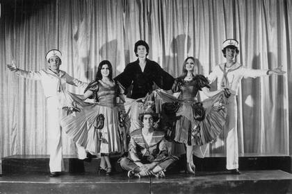 La vuelta manzana, en 1975-76: Hugo Midón (abajo sentado), junto a Ricardo Martínez Paz, Cristina Banegas, Oski Pimentel, Ivonne Fournery y Héctor Da Rosa