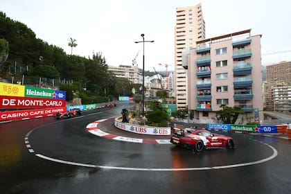 La vuelta previa se realizó con el Safety Car porque la lluvia complicó todo el escenario
