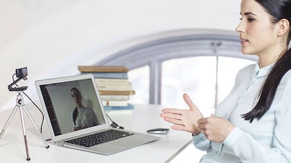 La webcam Logitech C920 puede ser utilizada tanto para una videollamada como para crear producciones audiovisuales para YouTube