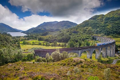 La West Highland Line transita el paisaje de las Tierras Altas escocesas, desde Glasgow hasta Fort William, y luego continúa hacia el pequeño puerto pesquero de Mallaig en un viaje de 264 km