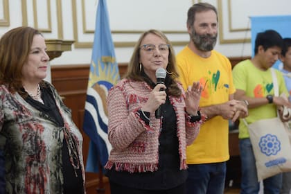 La xgobernadora Alicia Kirchner y el cura Juan Carlos Molina, durante una visita de la Fundación Valdocco a la gobernación santacruceña.