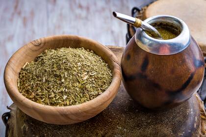 La yerba canchada se estaciona por entre 6 y 12 meses en galpones para luego ser molida y envasada