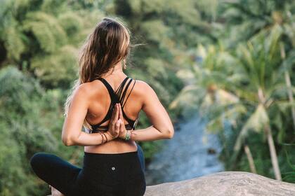 La yogui y surfer Agustina Echegoyen descubrió en un pequeño pueblo balinés su fuente de inspiración espiritual y aventurera. En esta nota te comparte su experiencia.