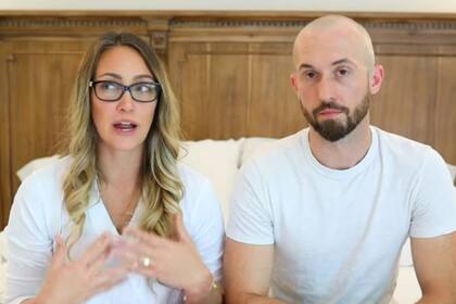 La youtuber y su marido explicaron la decisión de "reubicar" a su pequeño hijo adoptado en China a través de un video en el que se uestran compungidos