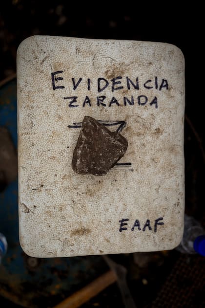 La zaranda es una de las herramientas arqueológicas fundamentales utilizada para filtrar la tierra de las excavaciones y recuperar fragmentos óseos mínimos
