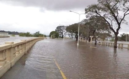 La zona baja en la costanera de Concordia, inundada tras la crecida del río Uruguay.