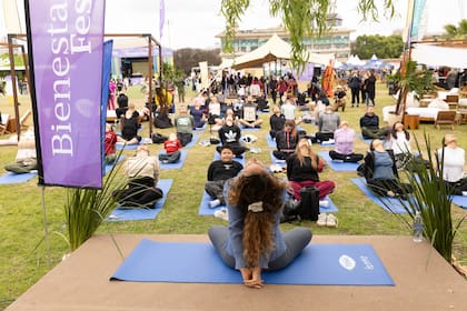 La Zona Chill del festival estuvo repleta: nadie quiso perderse la clase de yoga propuesta por TENA.