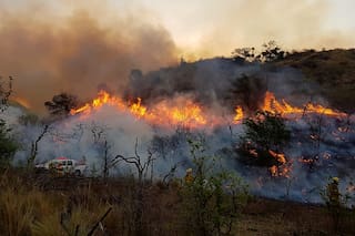 Incendios en Córdoba: los vientos dificultan la tarea de los bomberos