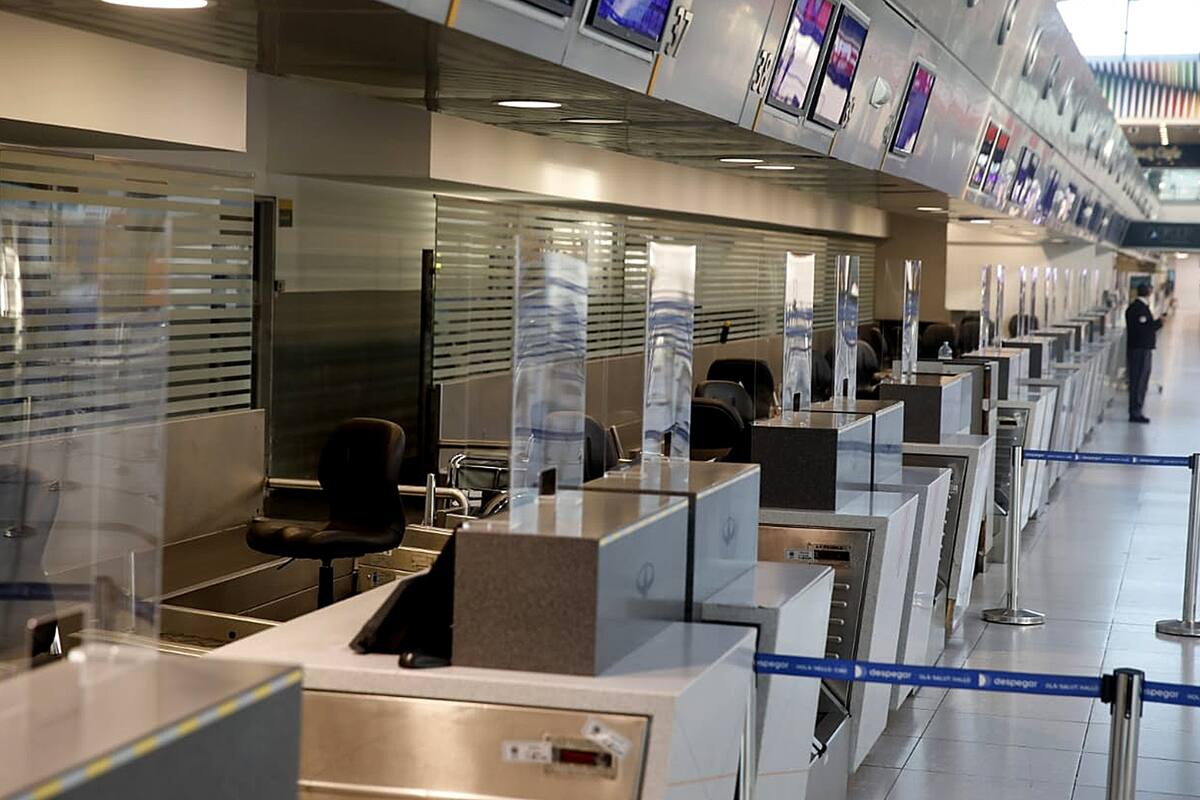 La zona de check in en Ezeiza, con nuevas barreras de acrílico