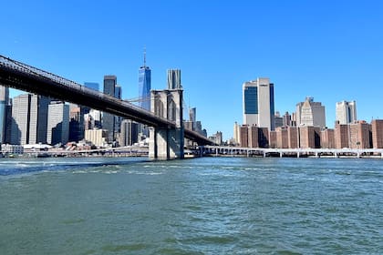 La zona del East River, en Nueva York, donde se produjo el aterrizaje de un hidroavión el domingo por la mañana (hora local)