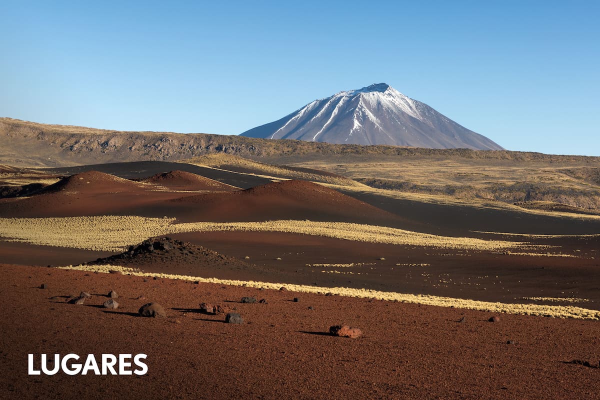 La zona de Los Colores, en el circuito de volcanes. Allí se destaca el Payún Liso.