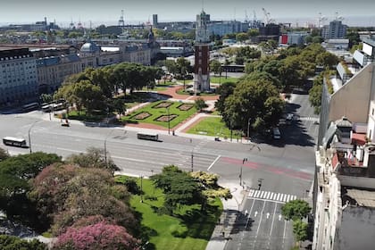 La zona de Retiro en Buenos Aires, con las calles casi desiertas, en una de las diversas vistas aéreas registradas con un dron