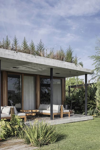 La zona del living exterior se equipó con sillones de petiribí macizo (Aires del Norte).