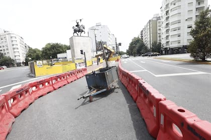 La zona del monumento al Cid Campeador presenta varios desvíos al tránsito a partir de hoy por las obras en Honorio Pueyrredón