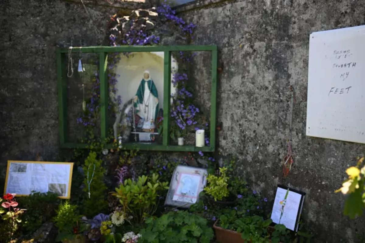 La zona donde se cree que es la fosa común. La gente ha dejado recuerdos, mensajes y objetos conmemorativos