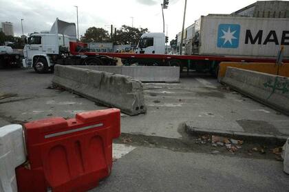 La zona es un caos por los camiones y las obras