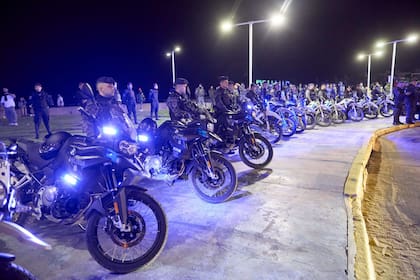 La zona estuvo custodiada por efectivos policiales que se ubicaron en fila, atentos a cualquier eventualidad