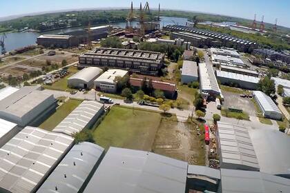 Tres delincuentes robaron relojes de alta gama en un depósito de la zona franca platense y escaparon - LA NACION