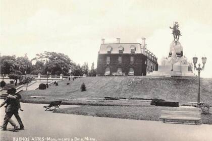 La zona fue creciendo a la par de este palacete, con edificaciones como el sector de Recoleta conocido como La Isla o la Plaza Mitre, con la estatua de Bartolomé Mitre.