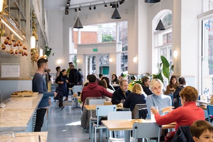 La zona predominante en actividades diurnas, con un ambiente tranquilo y relajante, atrae a aquellos que buscan disfrutar de su entorno barrial