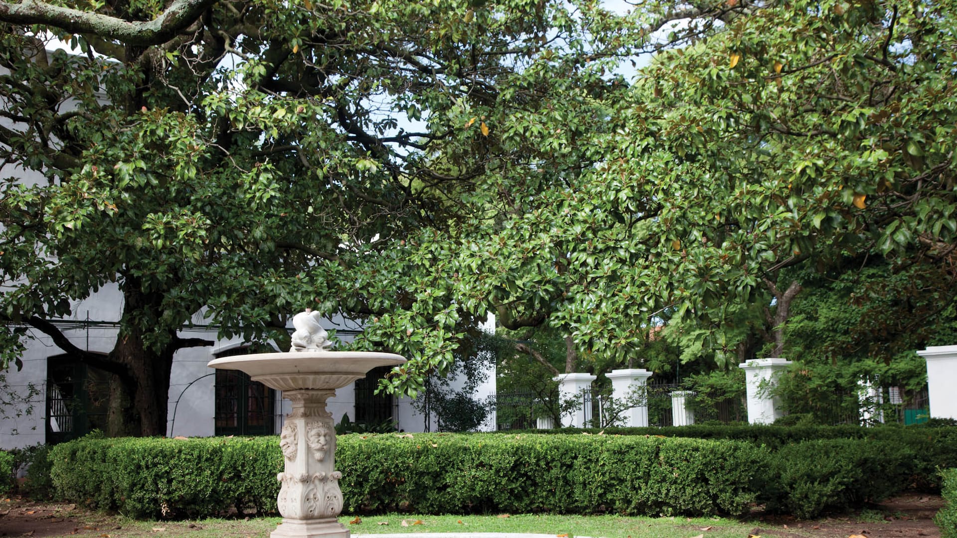 Por los jardines de Villa Ocampo, caminaron destacadas personalidades de la cultura, como Jorge Luis Borges y el poeta indio Rabindranath Tagore.