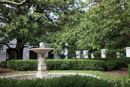 Laberintos de boj y una fuente de mármol de Carrara son dos de los atractivos del jardín del Museo Pueyrredón.