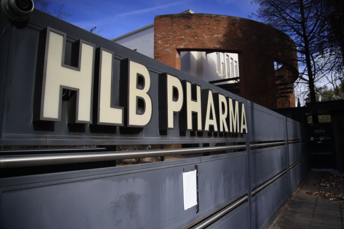 laboratorio HLB Pharma clausurado y con un acta pegada en el portón de ingreso.