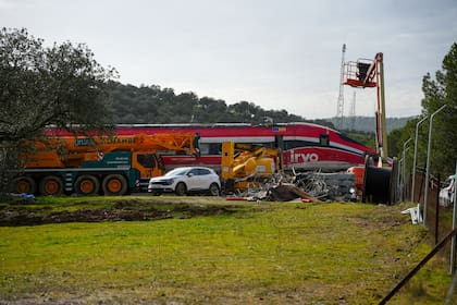 Labores de rescate en los convoyes ferroviarios en la zona del accidente en Adamuz, el 22 de enero de 2026