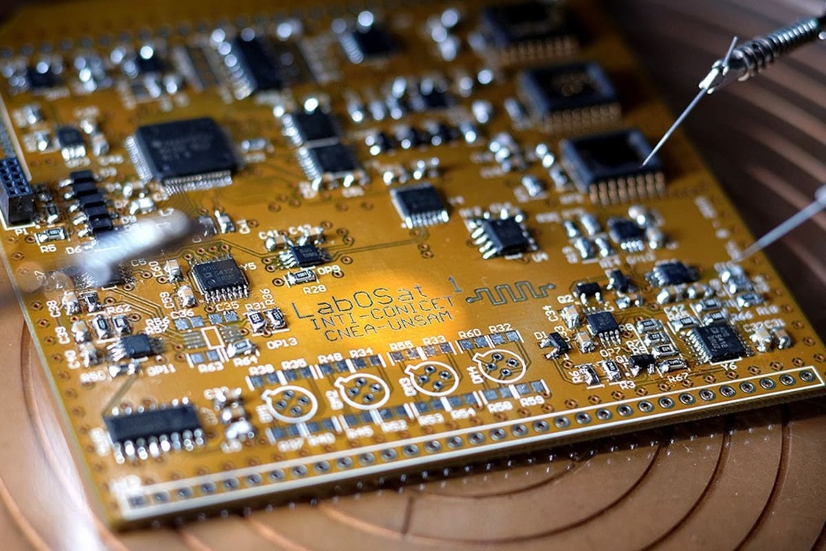 LabOSat, la placa que está en los satélites Freso y Batata y permite probar tecnología de memorias hecha en el país