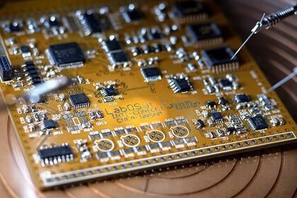 LabOSat, la placa que está en los satélites Freso y Batata y permite probar tecnología de memorias hecha en el país
