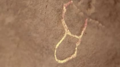Labrada en una de las paredes de la mina de turquesa está una de las primeras "A" de la historia