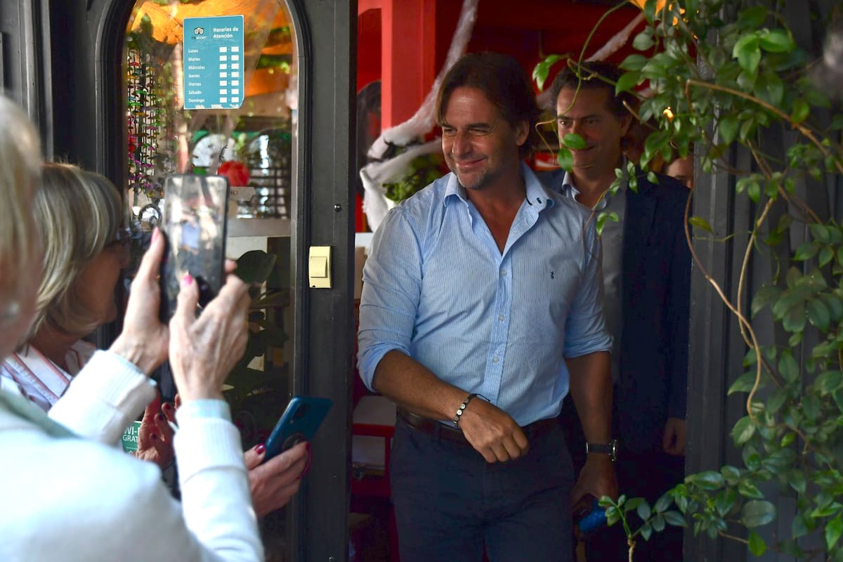 Lacalle Pou con compañeros de partido en el restaurante Fellini