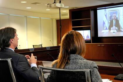 Lacalle Pou durante un diálogo virtual con Alberto Fernández, en julio pasado