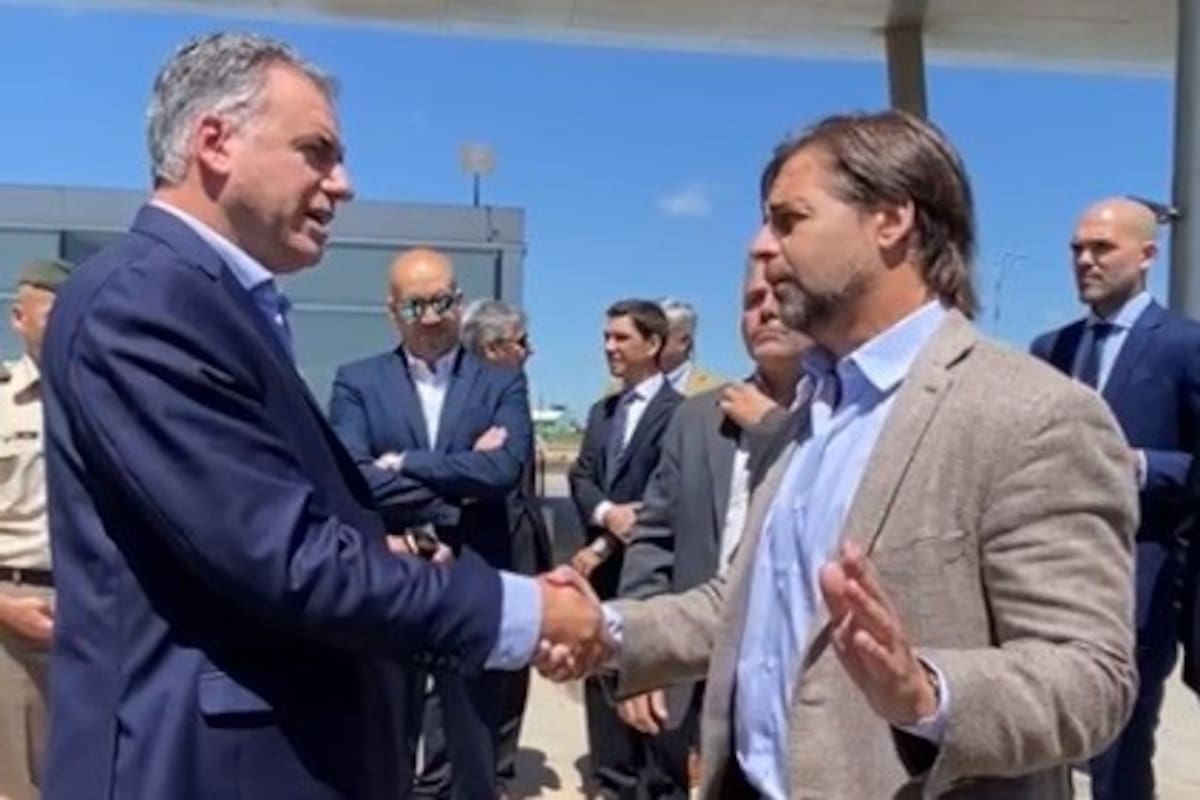 Lacalle Pou en el momento en que cruza a Yamandú Orsi (captura de video)