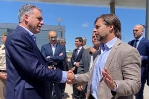 Lacalle Pou en el momento en que cruza a Yamandú Orsi (captura de video)