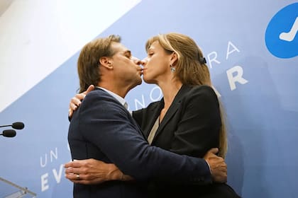 Lacalle Pou festejó con su mujer tras ganar con el 54% la interna del Partido Nacional