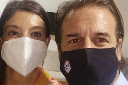 Lacalle Pou junto a la doctora Novello, que le realiza la intervención capilar