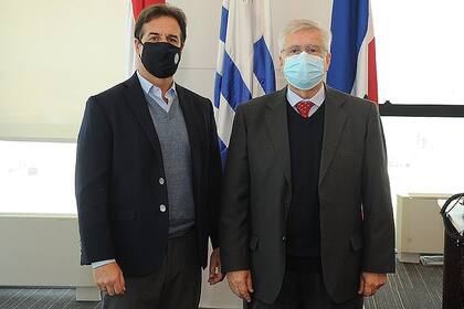 Lacalle Pou junto a Tabaré Viera