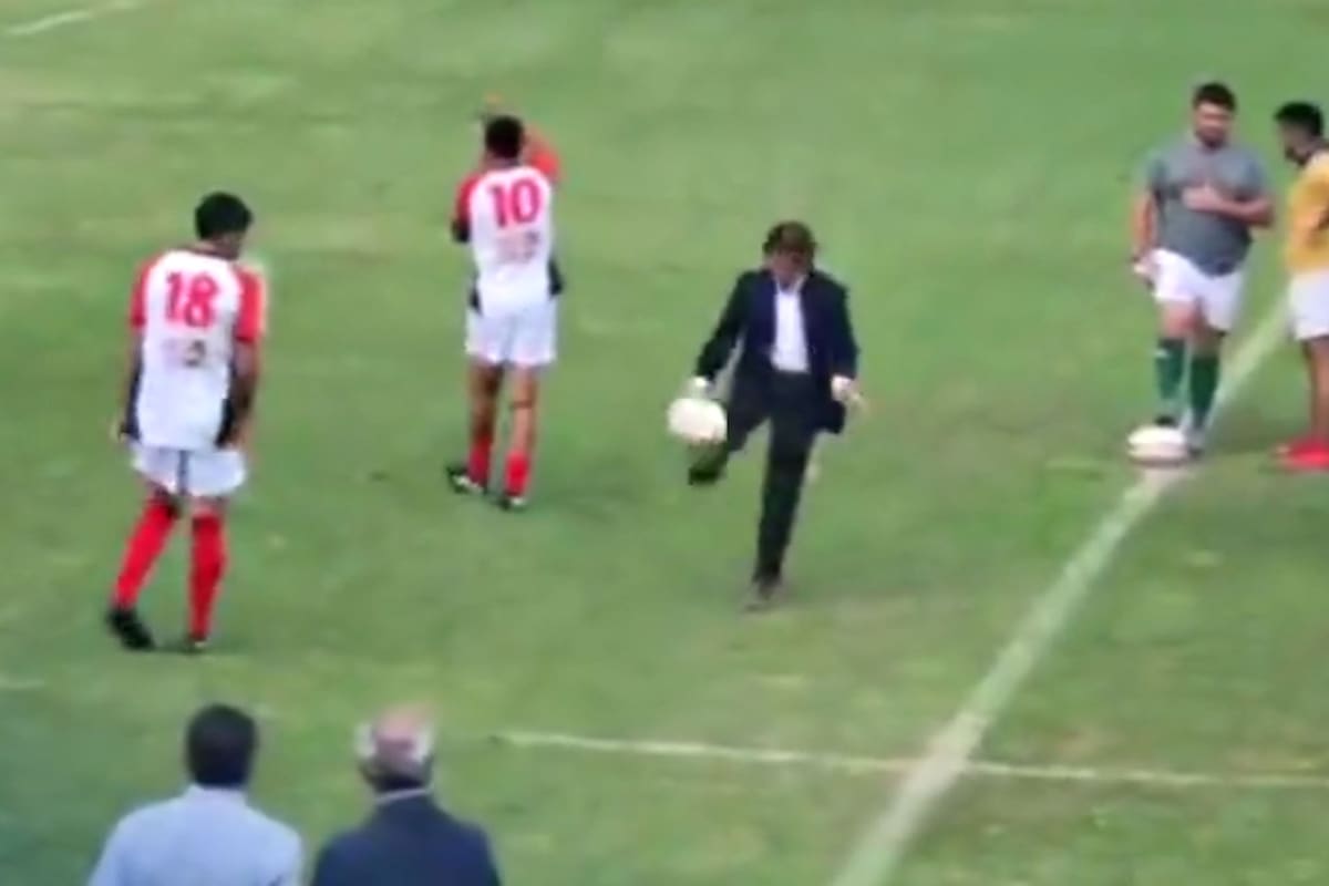 Lacalle Pou pateó la pelota ovalada, que luego impactó en un jefe de la policía local