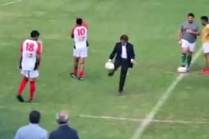 Lacalle Pou pateó la pelota ovalada, que luego impactó en un jefe de la policía local