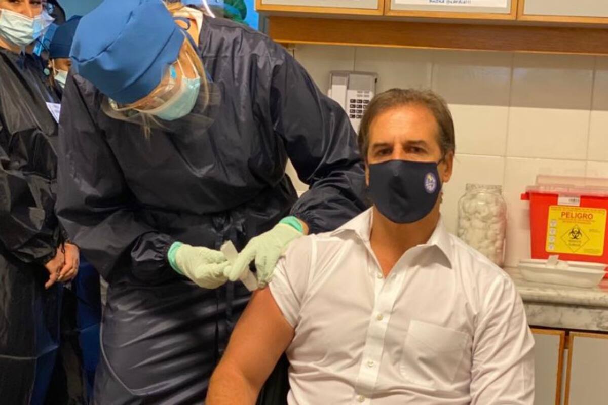 Lacalle Pou publicó en sus redes sociales el momento en que fue vacunado en el hospital Maciel