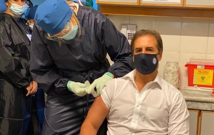 Lacalle Pou publicó en sus redes sociales el momento en que fue vacunado en el hospital Maciel
