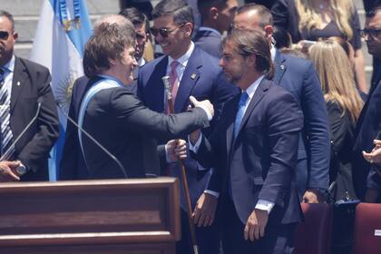 Lacalle Pou saluda a Javier Milei durante el acto de asunción del mandatario argentino, el 11 de diciembre de 2023