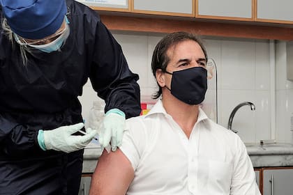 Lacalle Pou se dio una tercera dosis de refuerzo de Pfizer tras ser inoculado por la vacuna china CoronaVac