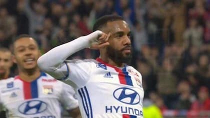 Lacazette, ex compañero de Lisandro López en Lyon, pero ahora futbolista de Arsenal, también lo imitó en su festejo de su gol