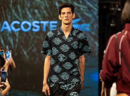 Lacoste fiel a su estilo que fusiona el estilo más clásico con los colores vibrantes, presentó variadas prendas utilizando toda la paleta de colores.
