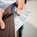¿A cuánto cotiza el dólar oficial y el blue este viernes 28 de agosto?