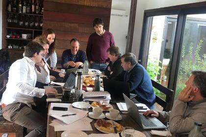 Lacunza reunió a su equipo económico antes de su encuentro con Macri