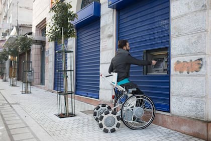 Laddroller, un híbrido entre exoesqueleto y silla de ruedas que cambia de forma y que permite al usuario ponerse de pie